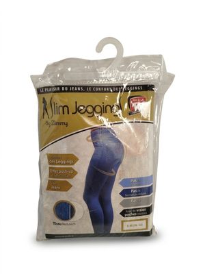 le dos d'un sac contenant des leggings bleus sur fond blanc
