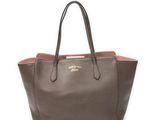 un sac fourre-tout marron et rose à deux anses