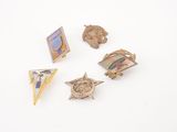 Plusieurs types de broches sont disposés sur une surface blanche