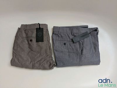 deux paires de pantalons pour homme avec leur étiquette