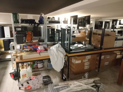 une pièce remplie d'une multitude d'appareils électroménagers de toutes sortes