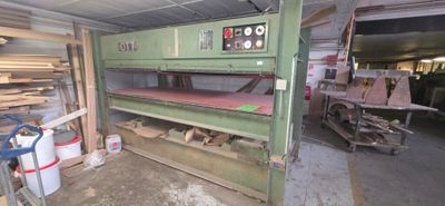 une photo d'une grosse machine verte dans un garage