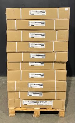 plusieurs piles de cartons empilées les unes sur les autres dans un entrepôt