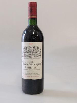 une bouteille de vin posée sur une table