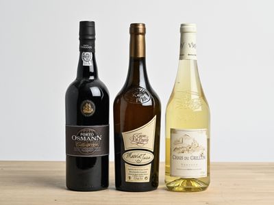 trois bouteilles de vin posées sur une table, l'une à côté de l'autre
