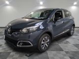 la voiture grise est garée dans le garage sur le sol en damier