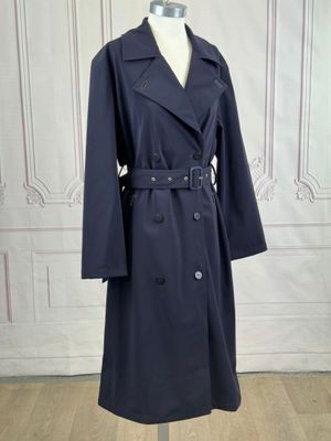 un trench-coat bleu marine sur un mannequin, un mannequin, un mannequin, un mannequin, un mannequin, un mannequin, un mannequin, un mannequin, un mannequin, un mannequin, un mannequin, un mannequin, un mannequin, un mannequin, un mannequin, un mannequin, un mannequin, un mannequin, un mannequin, un mannequin, un mannequin, un mannequin, un mannequin, un mannequin, un mannequin, un mannequin, un mannequin, un mannequin, un mannequin, un mannequin, un mannequin, un mannequin, un mannequin, un