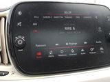 un tableau de bord de voiture équipé d'un écran numérique