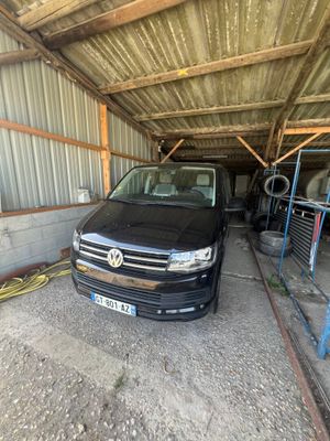 un fourgon Volkswagen noir garé dans un garage
