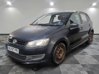 la photo d'une voiture garée dans un garage