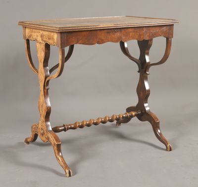 une vieille table en bois avec un plateau et un piètement en bois