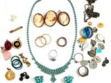 beaucoup de bijoux posés sur la table