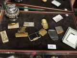 de nombreux modèles différents de briquets exposés dans une vitrine