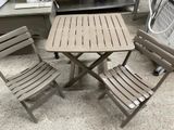 trois chaises et une table dans une pièce