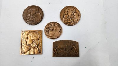 Plusieurs types de pièces de bronze sont exposés sur un fond blanc