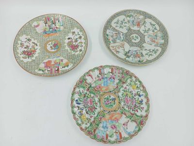 trois assiettes ornées de motifs d'oiseaux et de fleurs sur fond blanc