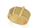 gros plan d'une bague en or sur fond blanc