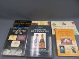 plusieurs livres sont posés sur une table les uns à côté des autres