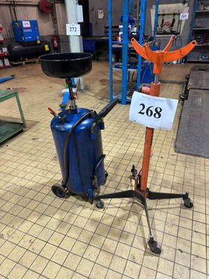 une photo d'un bidon d'essence posé sur un support dans un garage