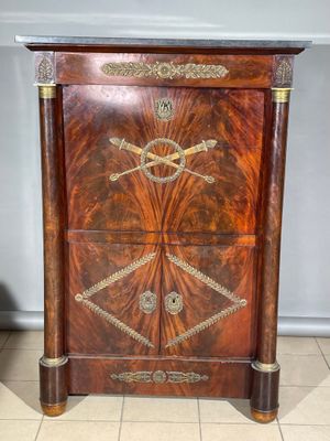 une petite commode ornée d'un motif décoratif