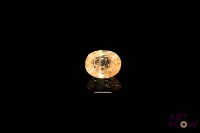 gros plan d'un diamant jaune sur une surface noire