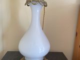 une lampe posée sur une table à côté d'une lampe