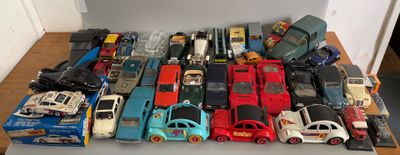 un grand nombre de petites voitures posées sur une table