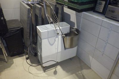 une image d'une cuisine avec un mixeur et d'autres appareils électroménagers