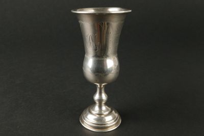 une coupe en argent posée sur une table noire