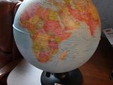 un grand globe terrestre posé sur une table dans un salon