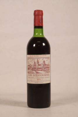 une bouteille de vin posée sur une table