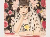 tableau représentant une femme assise à une table, avec des fleurs en arrière-plan