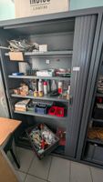 Dans le bureau du fond :