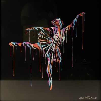 une image représentant un tableau d'une femme en robe, sur laquelle coule de la peinture