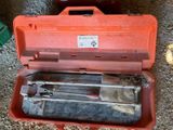une boîte à outils avec des outils à l'intérieur sur le sol