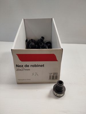 une boîte de vis ouverte posée sur une table blanche