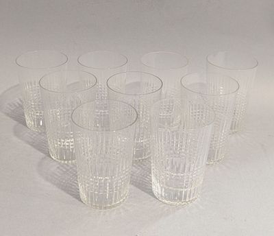 six verres posés sur une table devant un fond blanc