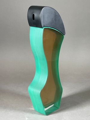un vase vert avec le haut noir et le bas marron