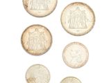 six types de pièces différents sur une surface blanche
