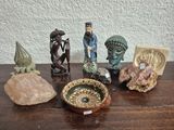 tout un tas d'objets divers posés sur une table en bois