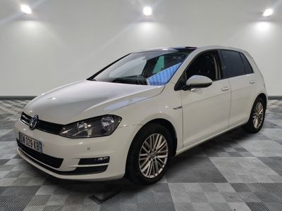 la volkswagen golf blanche est garée sur un carrelage à carreaux