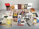 un grand nombre de livres posés sur une table