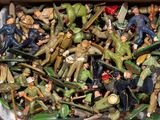une boîte remplie de petits soldats qui se trouvent dans une boîte