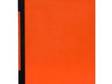 un cahier orange sur fond blanc