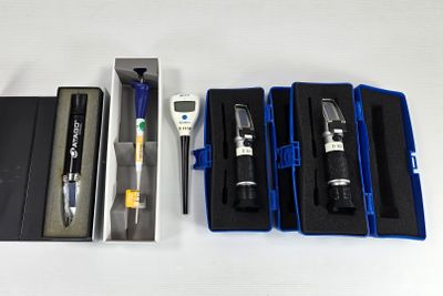 un grand nombre d'outils qui se trouvent dans une boîte