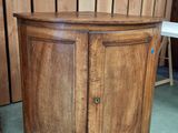 une armoire en bois munie d'une porte sur le dessus