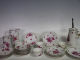 beaucoup d'assiettes et de tasses sur la table
