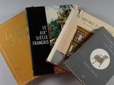plusieurs livres sont empilés sur une table