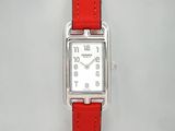 une photo d'une montre à bracelet en cuir rouge et à cadran carré