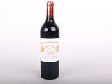 une bouteille de vin posée sur une table